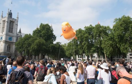 Na protestih proti Trumpu v Londonu več deset tisoč ljudi