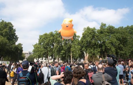 Nad Londonom poletel ogromen Trump v plenicah