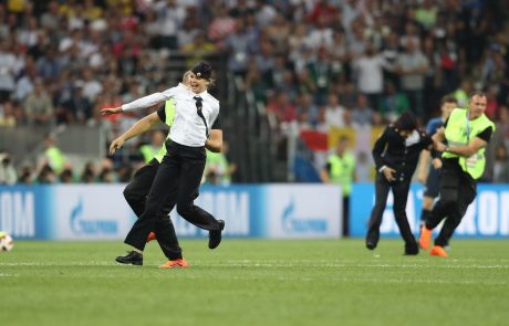 V Moskvi aretirali štiri člane skupine Pussy Riot Zaradi vdora na igrišče med finalom nogometnega mundiala