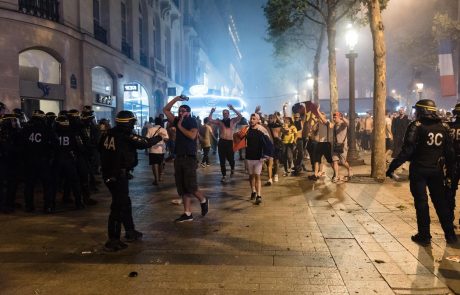 V Franciji ob posredovanju zaradi nezakonitega rejva več ranjenih policistov