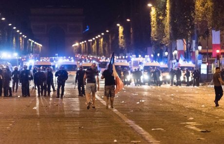 Petje in ples na ulicah Francije pokvarili izgredniki