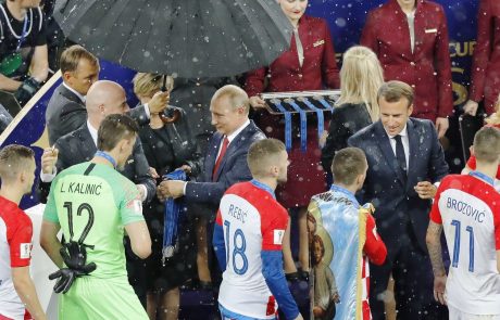 Hrvati poslali deset dežnikov Putinu