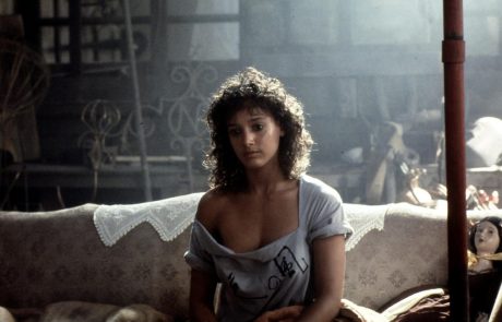 Se spomnite glavne igralke legendarnega filma Flashdance? Danes praznuje 56 let, a se očitno ni niti malo postarala