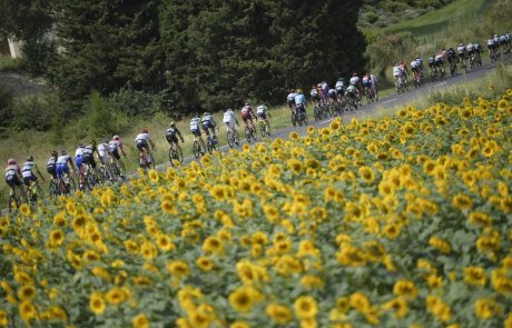 Incident prekinil Tour de France: Med kolesarje vrgli solzivec