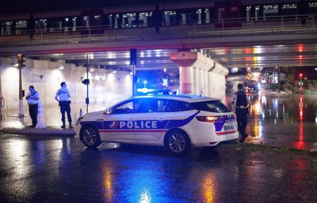 V napadu z nožem v predmestju Pariza dva mrtva, en ranjen