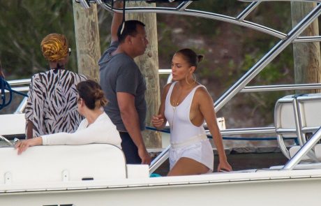 Jennifer Lopez ju je komaj zadrževala s seksi belih kopalkah