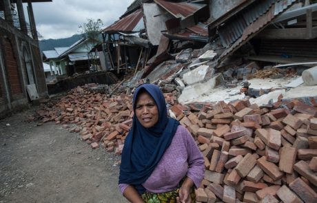 Število žrtev potresa v Indoneziji preseglo 90, najmanj 200 ranjenih