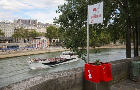 Parižane razburjajo novi javni pisoarji