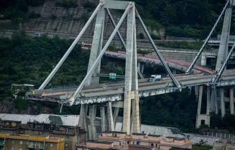 Strokovnjaki opozarjajo: Tudi ostanek viadukta v Genovi bi se lahko zrušil