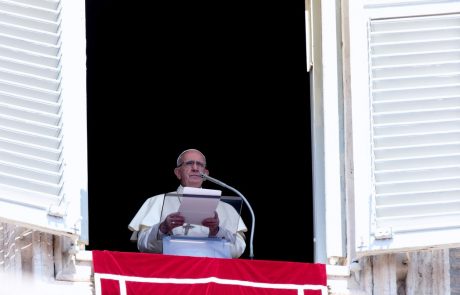 Papež ostro obsodil spolne zlorabe otrok, za razliko od slovenskih škofov