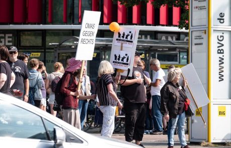 Na shodu proti skrajni desnici v Berlinu se je zbralo 5000 ljudi