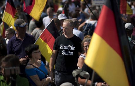 Desničarski skrajneži zanetili krvave spopade v nemškem Chemnitzu