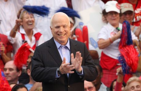 Številni politiki so se poklonili McCainu