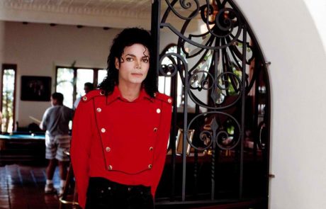 Novi dokumentarec o Michaelu Jacksonu šokiral svet: “Mladim fantom je podarjal nakit v zameno za spolne usluge”