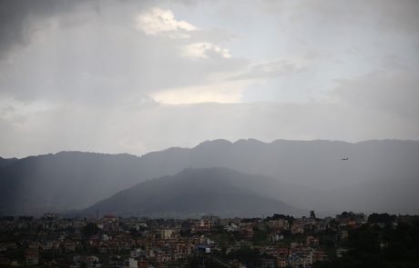 V Nepalu se je helikopter s sedmimi ljudmi na krovu zaletel v goro
