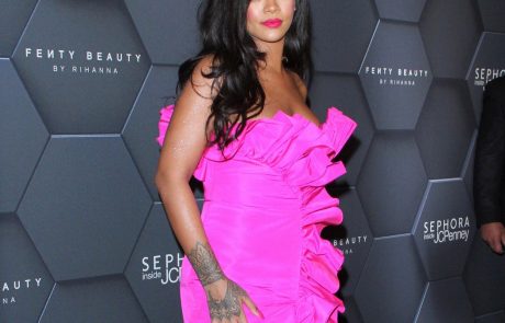 Rihanna je bila božanska v tej roza obleki!