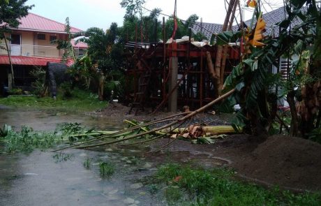 Posledice tajfuna na Filipinih terjale več kot 120 življenj