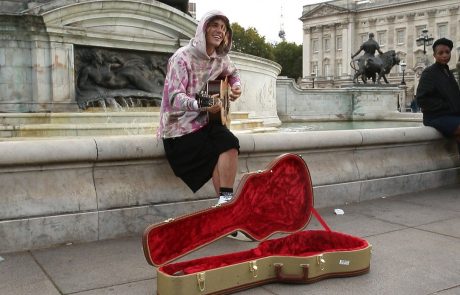 Justin Bieber pred Buckinghamsko palačo prijel za kitaro in zapel (video)