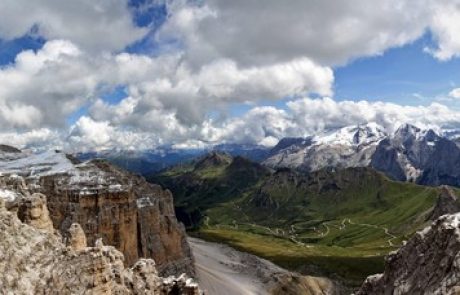 Nesreča v italijanskih Dolomitih, v kateri se je odlomil del ledenika, terjala najmanj šest življenj; iskanje se nadaljuje