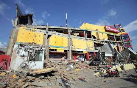 Potres in cunami v Indoneziji zahtevala že več kot 800 življenj