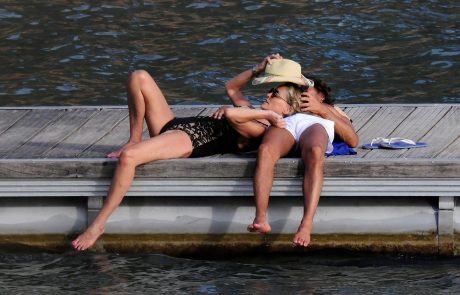 60-letna Sharon Stone zaljubljena v mlajšega italijanskega žrebca