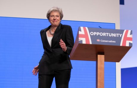 Theresa May z veliko podporo ostaja na čelu britanskih konservativcev