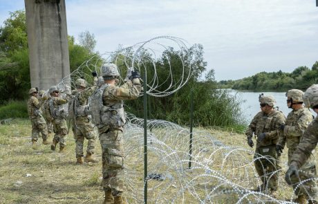 Trump na mejo z Mehiko pošilja oborožene vojake
