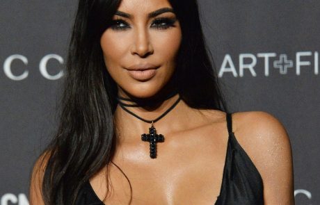 Kim Kardashian je oblekla obleko, v kakršni jo vidimo le redko