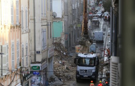 V Marseillu med ruševinami našli še zadnje truplo, skupaj umrlo osem ljudi