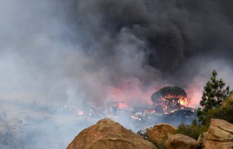 V Kaliforniji divjajo obsežni požari, zaradi katerih so evakuirali več kot 150.000 ljudi
