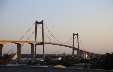V mozambiškem glavnem mestu Maputo so odprli najdaljši viseči most v Afriki