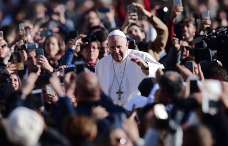 Papež se je srečal z vernico, ki jo je udaril po roki, in se ji opravičil
