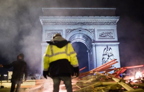 Ob protestih po vsej Franciji aretiranih 130 oseb