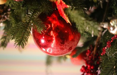 Ali veste, zakaj ravno danes z božičnega drevesca odstranjujemo okraske?