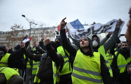 Po vsej Franciji protestira 31.000 rumenih jopičev, aretirali 700 ljudi