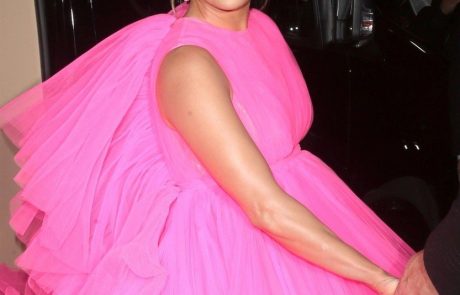 Zvezdniški stajling tedna: Jennifer Lopez v “hot pink” obleki