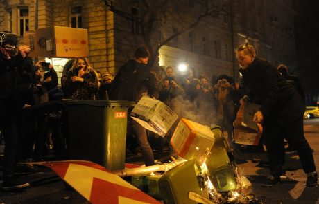 Protesti proti ‘suženjskemu zakonu’ na Madžarskem se zaostrujejo, ljudje oblegali nacionalno televizijo