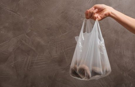 V trgovinah od danes nič več brezplačnih plastičnih vrečk