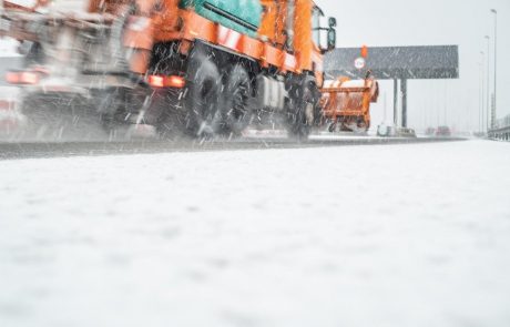 Obilno sneženje bo ponoči zajelo večji del države, plužne in posipne službe so že na delu