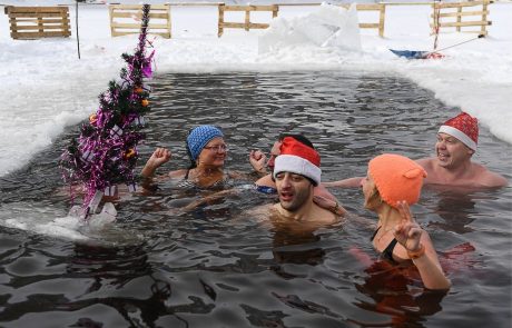 Po Evropi ob božiču številni skočili v mrzle vode