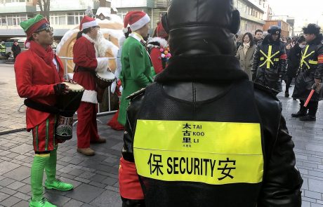Na Kitajskem moški ugrabil avtobus in zapeljal v množico, več mrtvih