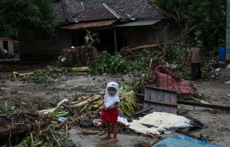 Število žrtev cunamija v Indoneziji naraslo že čez 400