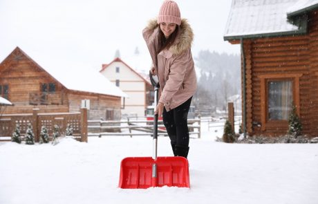 Zastonj telovadba: Koliko kalorij pokurimo pri odmetavanju snega?