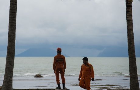 Po močnem potresu v Indoneziji izdali opozorilo pred cunamijem