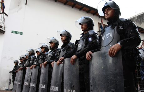 Protesti v Ekvadorju se zaostrujejo: protestniki vdrli v parlament