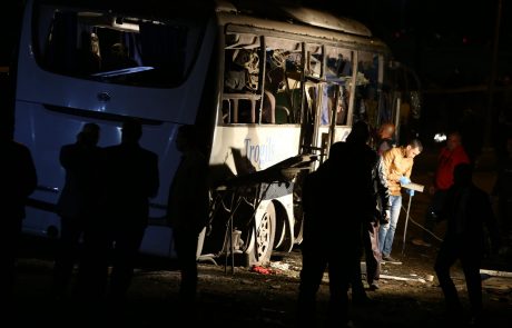 Najmanj 17 ranjenih v napadu na avtobus s turisti v Kairu