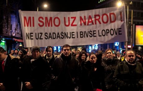 V Beogradu, kljub snežnemu metežu, znova več tisoč protestnikov proti Vučiću