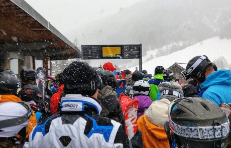 Zaradi več kot pol metra novega snega v avstrijskih smučarskih središčih obtičalo več tisoč ljudi