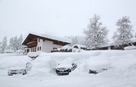 Avstrija še vedno v primežu snega, ponekod najvišja stopnja nevarnosti plazov