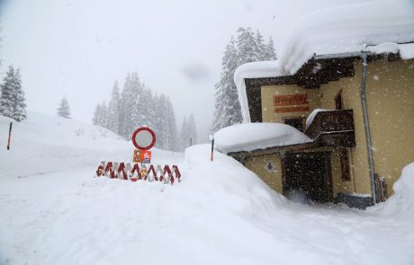 Snežni kaos v Avstriji, Nemčiji in Švici se nadaljuje: Noč preživeli v avtomobilih